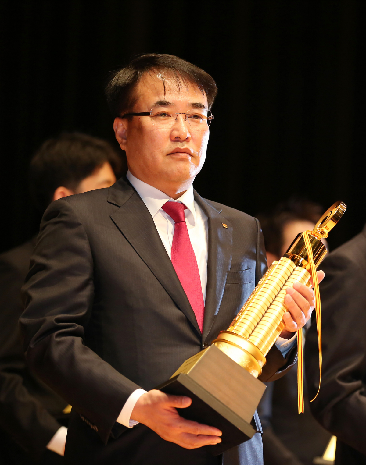 ▲납세자의 날 수상 트로피를 들고 있는 송종민 호반건설 사장(사진=호반건설)