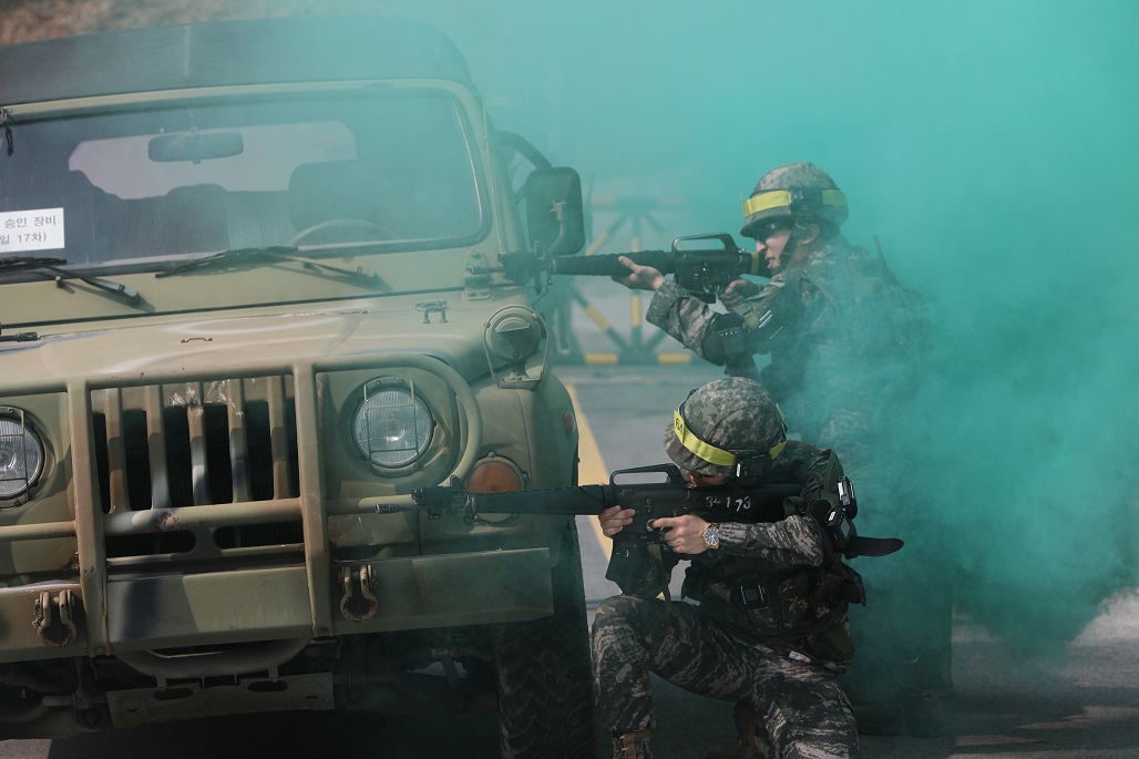 ▲2019년 예비군훈련이 시작된 4일 경기도 남양주시 육군 56사단 금곡 과학화예비군훈련장에서 예비군들이 시가지 전투 훈련을 하고 있다.(연합뉴스)