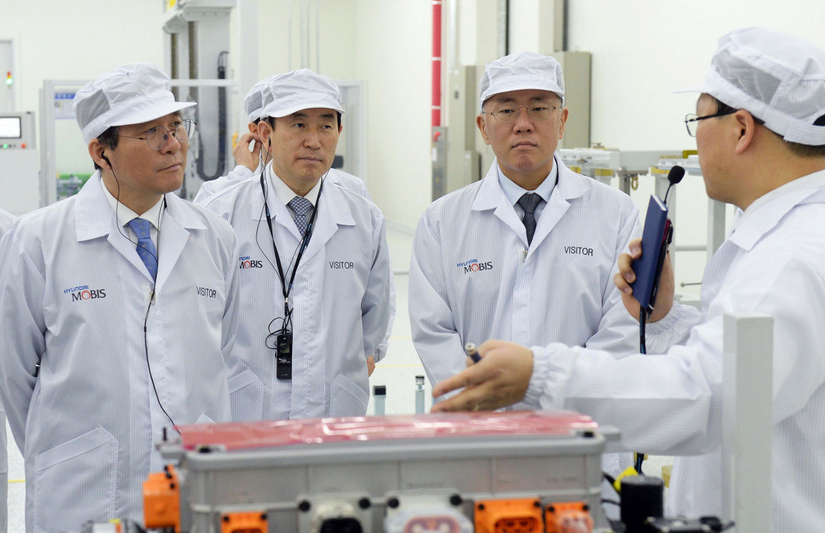 ▲지난해 충북 충주시 현대모비스 공장에서 열린 '현대모비스 충주 수소 연료전지시스템 제2공장 신축 기공식'에서 성윤모(왼쪽 첫번째) 산업통상자원부 장관, 정의선(왼쪽 세번째) 현대자동차그룹 수석부회장 등이 수소연료전지 및 관련 부품에 대한 설명을 듣고 있다.(뉴시스)