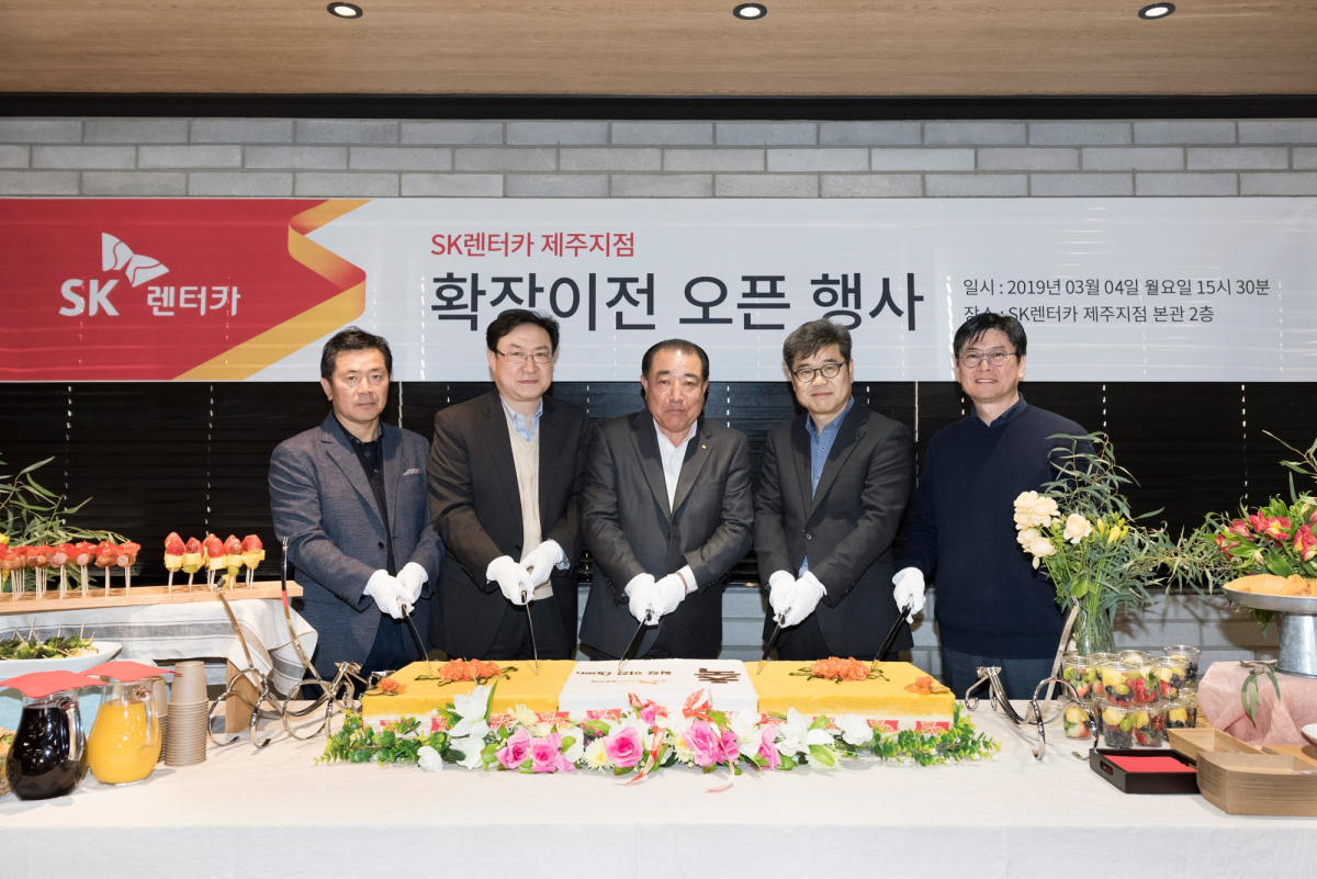 ▲전롱배(오른쪽 두 번째) SK네트웍스 렌터카부문장, 김창근(왼쪽 두 번째) SK렌터카서비스 대표. (사진 제공=SK네트웍스)