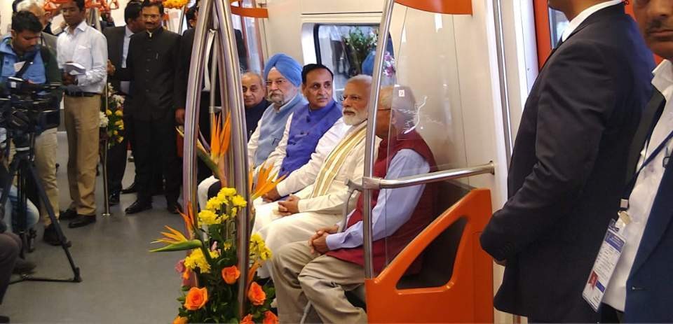 ▲4일(현지시간) 나렌드라 모디 인도 총리(좌석 오른쪽에서 두 번째)가 현대로템이 제작한 아메다바드 무인전동차를 시승하고 있다.(사진제공=현대로템)