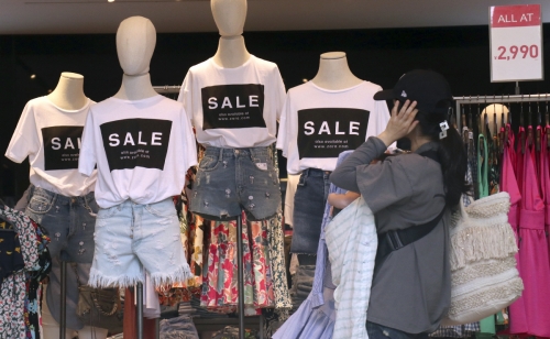 ▲도쿄의 쇼핑 구역오모테산도의 한 상점에서 한 여성이 옷을 고르고 있다. 마킷과 닛케이는 일본 2월 서비스업 PMI가 52.3이라고 발표했다. 도쿄/AP뉴시스
