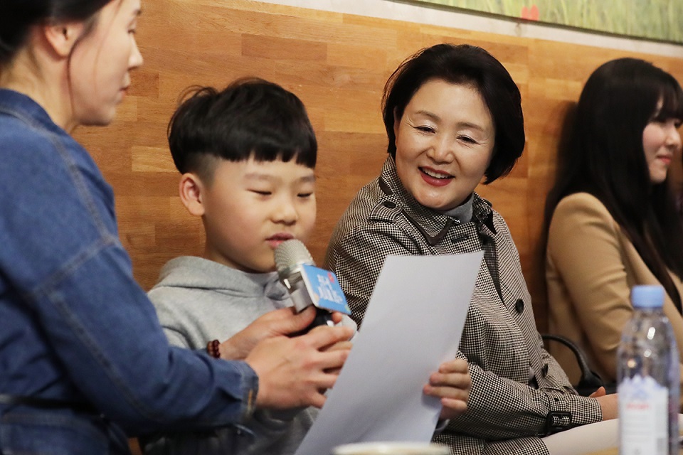 ▲문재인 대통령 부인 김정숙 여사가 4일 오후 서울 서대문구 좋은영화관 ‘필름포럼’에서 영화 ‘칠곡가시나들’을 관람한 뒤 함께 영화를 본 영화 관계자, 출연자의 자손들과 간담회를 하고 있다.(사진제공=청와대)