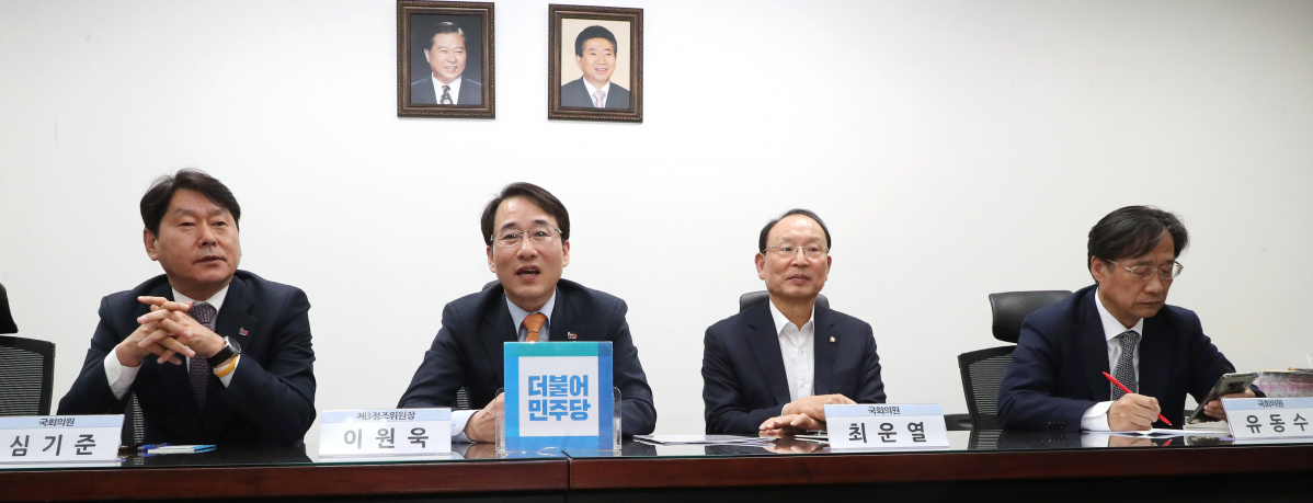 ▲지난달 26일 오후 국회 의원회관에서 열린 더불어민주당 가업상속 및 자본시장과세 개선 TF 1차 간담회에서 심기준(왼쪽부터), 이원욱, 최운열, 유동수 의원 등 위원들이 발언하고 있다. (연합뉴스)