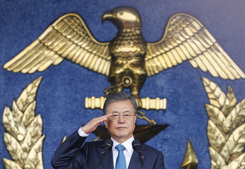 ▲문재인 대통령과 부인 김정숙 여사가 5일 오후 경남 창원시 진해구 해군사관학교에서 열린 제73기 졸업 및 임관식에 참석한 뒤 신임소위, 해군사관생도들에게 경례하고 있다.(연합뉴스)