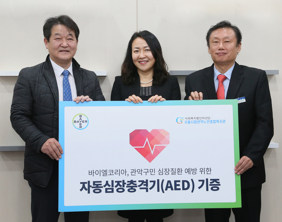 ▲기증식에 참석한 관악구의회 민영진 의원, 바이엘코리아 심혈관질환사업부 이진아 대표, 서울시립 관악노인종합복지관 조종현 관장.(바이엘코리아)