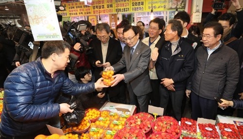 ▲이해찬 더불어민주당 대표와 박원순 서울시장이 5일 '제로페이' 모범 단지인 서울 관악구 신원시장을 방문, 한 상가에서 제로페이를 이용해 물건을 사고 있다. (사진=연합뉴스)