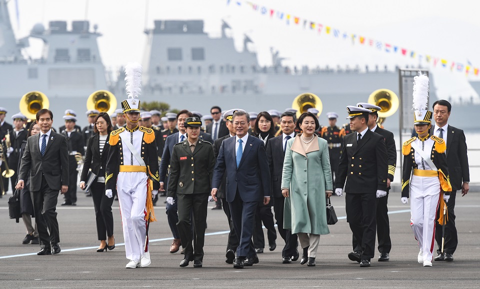 ▲문재인 대통령과 부인 김정숙 여사가 5일 오후 경남 창원시 진해구 해군사관학교에서 열린 제73기 졸업 및 임관식에 참석하기 위해 입장하고 있다.(연합뉴스)
