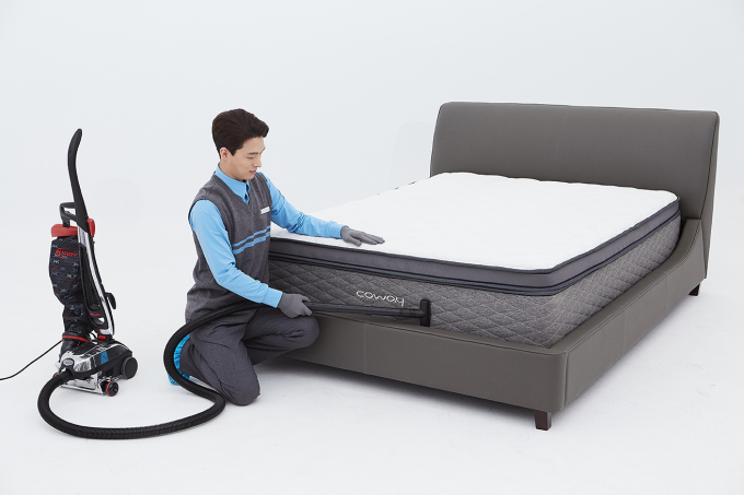 ▲코웨이 매트리스 홈케어닥터가 매트리스를 관리해주고 있다.(사진제공=코웨이)
