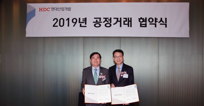 ▲HDC현대산업개발 김대철 사장(오른쪽)과 성보엔지니어링 정달홍 대표이사(왼쪽)가 공정거래협약서 교환 후 기념사진을 촬영하고 있다(사진=HDC현대산업개발)