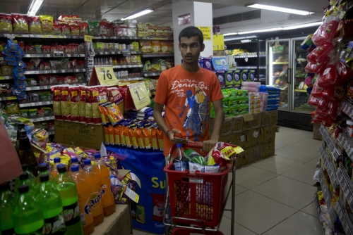▲인도 남성이 뉴델리의 한 식품점에서 물건들을 사고 있다. 세계 최대 편의점 체인인 세븐일레븐이 연내 인도에 진출할 계획을 밝혔다. 뉴델리/AP뉴시스
