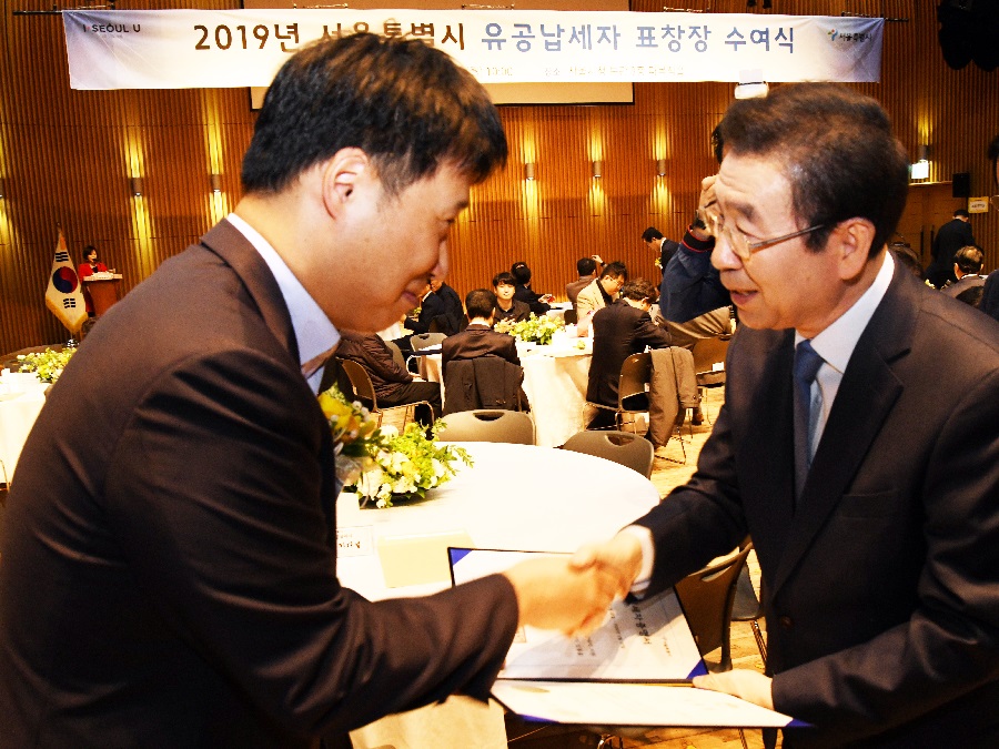 ▲이재형 한미약품 회계팀장(왼쪽)이 박원순 서울시장에게 모범∙유공납세 표창을 받고 있다. (사진제공=한미약품)