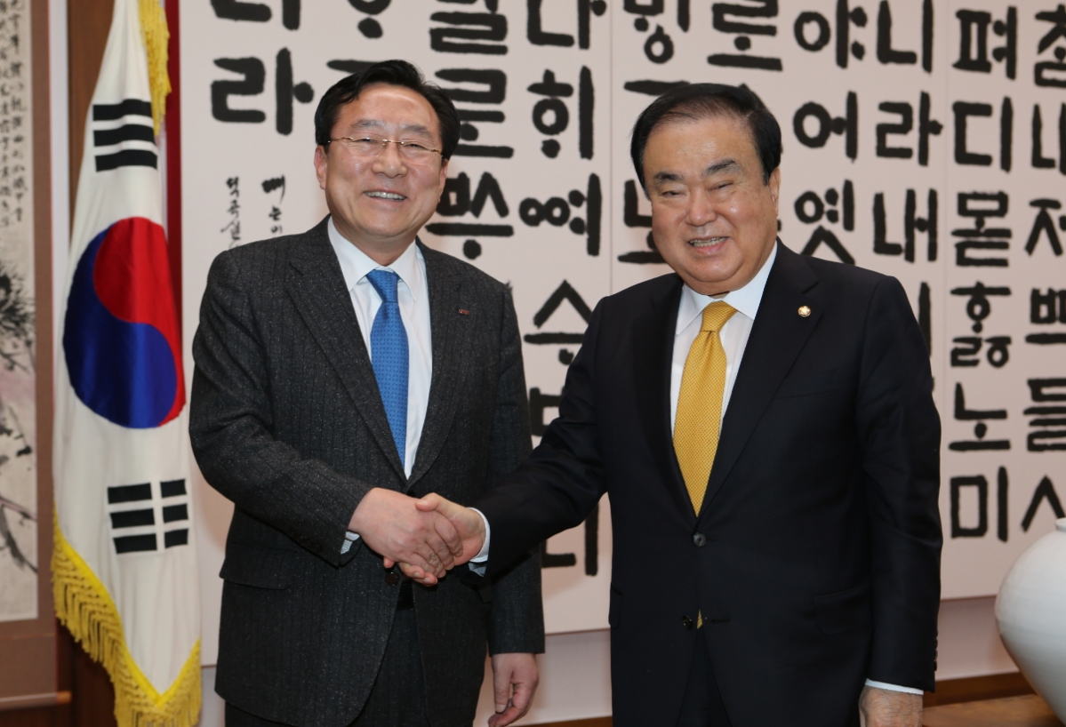 ▲김기문(왼쪽) 중기중앙회장과 문희상 국회의장(사진제공=중기중앙회)