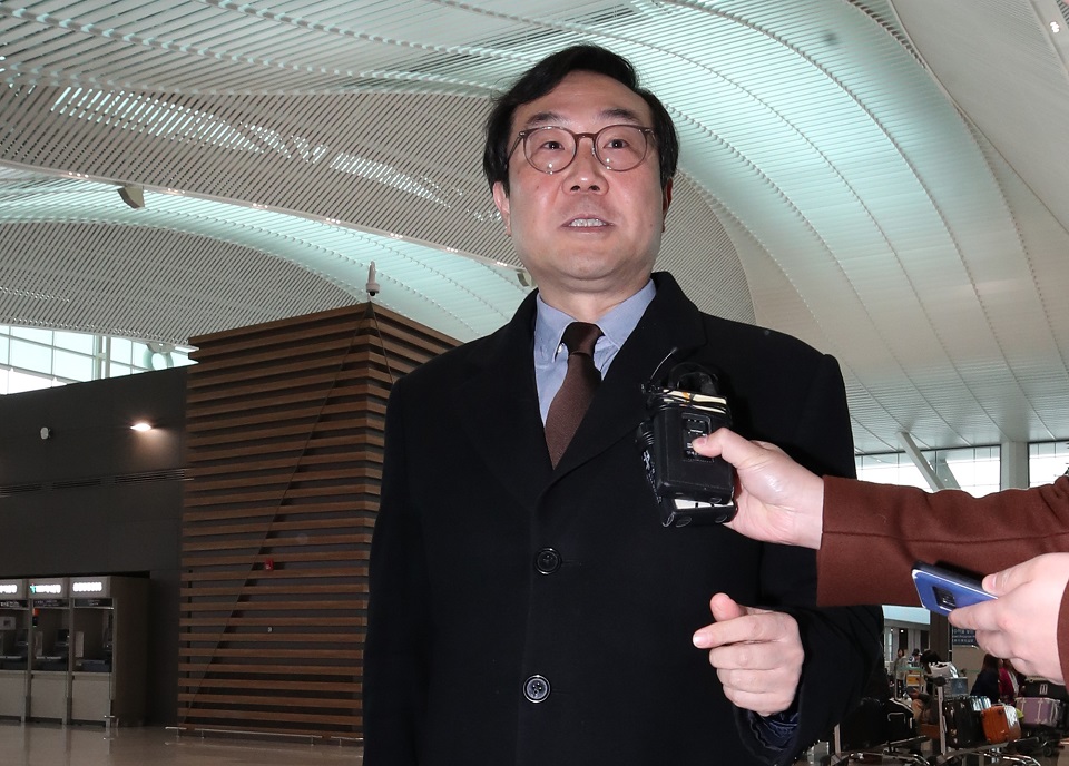 ▲이도훈 한반도평화교섭본부장이 스티븐 비건 미국 국무부 대북특별대표와 한미 북핵 수석대표 간 협의를 하기 위해 5일 오전 인천국제공항을 통해 미국으로 출국하며 질문받고 있다.(연합뉴스)