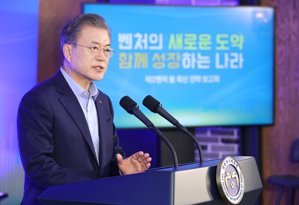 ▲문재인 대통령이 6일 오전 서울 강남구 선릉로 '디 캠프(D camp)'에서 열린 '제2벤처 붐 확산 전략 보고회'에서 연설하고 있다. 벤처의 새로운 도약, 함께 성장하는 나라를 주제로 열린 이 날 행사에서 문 대통령과 참석자들은 혁신 창업 열기 등 정책성과를 점검하고 향후 비전을 점검했다. (연합뉴스)
