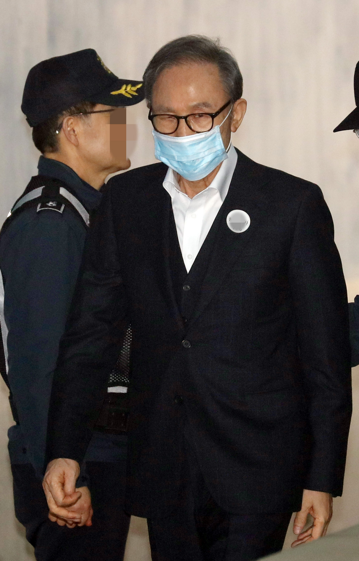 ▲110억 원대 뇌물수수와 350억 원대 다스 횡령 등 혐의로 구속기소 된 이명박 전 대통령이 6일 오전 서초구 서울고법에서 열린 속행공판에 출석하기 위해 호송차에서 내려 법정으로 향하고 있다.(연합뉴스)