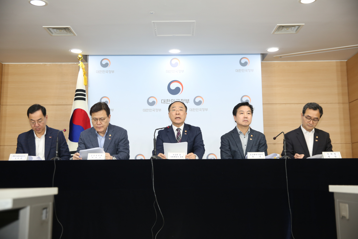 ▲홍남기 부총리 겸 기획재정부 장관은 6일 오후 1시에 정부서울청사에서 관계부처 합동 브리핑을 주재하고 '제2벤처 붐 확산 전략'을 발표했다.  (왼쪽부터 민원기 과학기술정보통신부 2차관, 최종구 금융위원회 위원장, 홍남기 부총리 겸 기획재정부 장관,  홍종학 중소벤처기업부 장관, 박원주 특허청장)