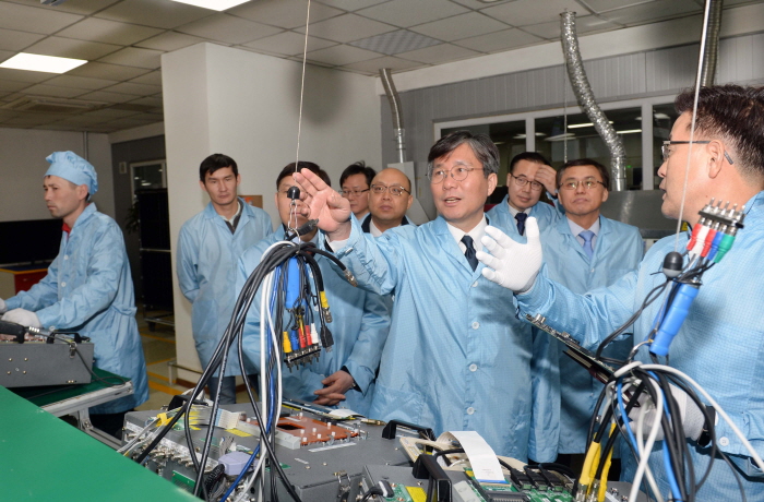 ▲성윤모 산업통상자원부 장관(가운데)이 6일(현지시간) 카자흐스탄 알마티 시에 위치한 LG전자 TV조립공장을 찾아 생산라인을 둘러 보고 있다. (산업통상자원부)