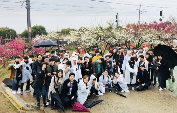 ▲6일 양산 원동 매화축제에 참석한 한국동서발전 임직원과 울산 참사랑의 집 가족들이 기념 촬영을 하고 있다. (한국동서발전)