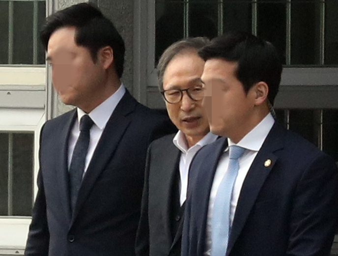 ▲이명박 전 대통령이 6일 항소심에서 보석(보증금 등 조건을 내건 석방)으로 풀려나 서울 동부구치소를 나서고 있다.(연합뉴스)