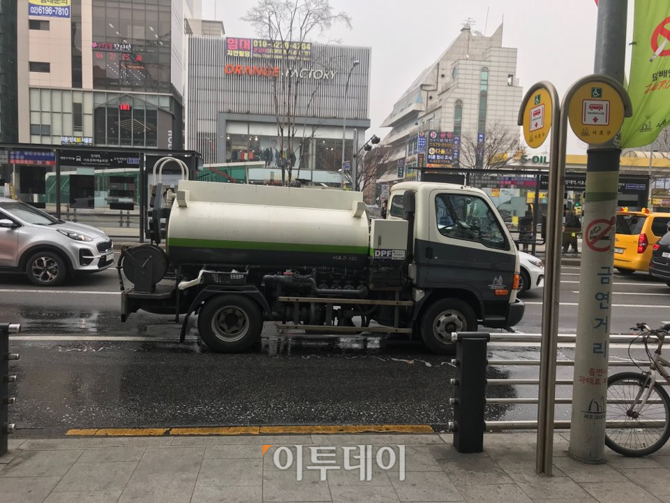 ▲미세먼지 비상저감조치가 연일 이어지면서, 도로에는 물청소를 하는 작업 차량들이 빈번하게 눈에 띄었다. (나경연 기자 contest@)