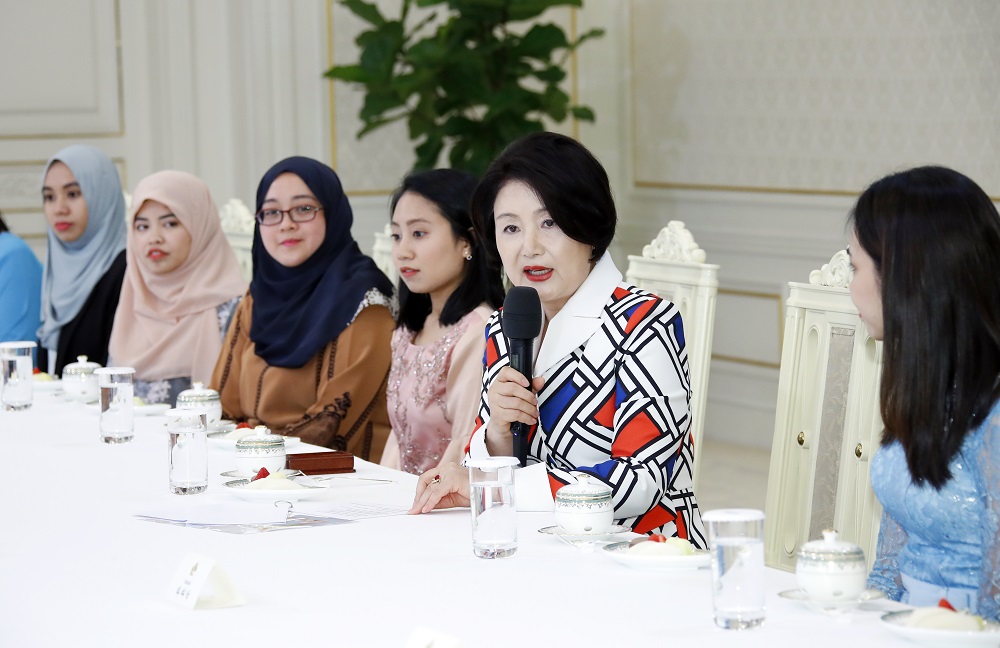 ▲문재인 대통령 부인 김정숙 여사가 6일 오후 청와대 인왕실에서 열린 아세안 3개국 유학생 초청행사에서 인사말을 하고 있다. (연합뉴스)