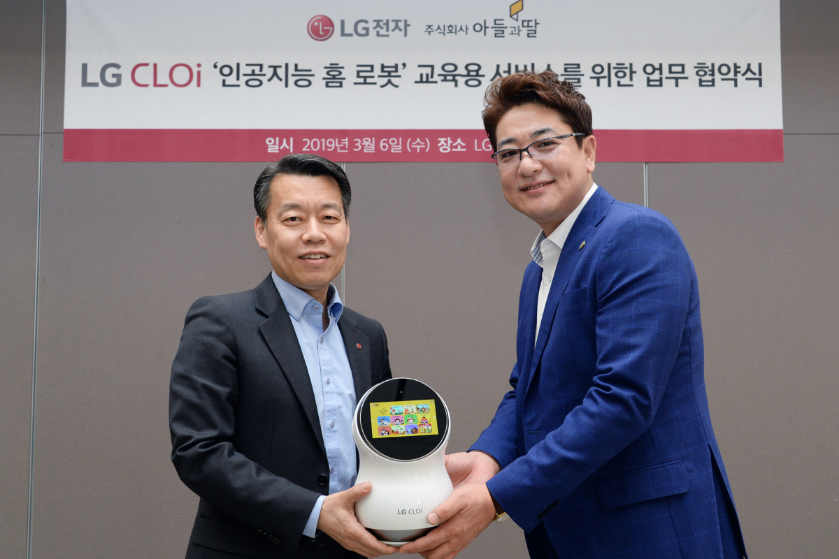 ▲LG전자와 아들과딸社는 6일 서울 여의도에 위치한 LG트윈타워에서 LG전자 노진서 로봇사업센터장(왼쪽), 아들과딸社 조진석 대표 등 양사 관계자들이 참석한 가운데 ‘LG 클로이 인공지능 홈 로봇 교육용 서비스를 위한 업무 협약’을 맺었다. 양사는 LG전자가 개발하는 인공지능 로봇 ‘LG 클로이’에 아들과딸社의 아동용 도서앱 '아들과딸북클럽'을 탑재해 차별화된 교육용 콘텐츠를 제공할 계획이다. (사진제공 LG전자)