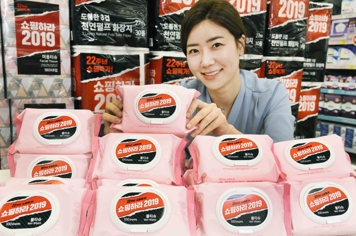 ▲7일 오전 서울 등촌동 홈플러스 강서점에서 모델이 ‘모나리자 물티슈’를 선보이고 있다. (사진제공=홈플러스)