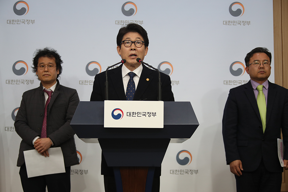 ▲조명래 환경부 장관이 7일 정부서울청사에서 고농도 미세먼지 긴급조치 강화와 관련한 브리핑을 하고 있다. (연합뉴스)