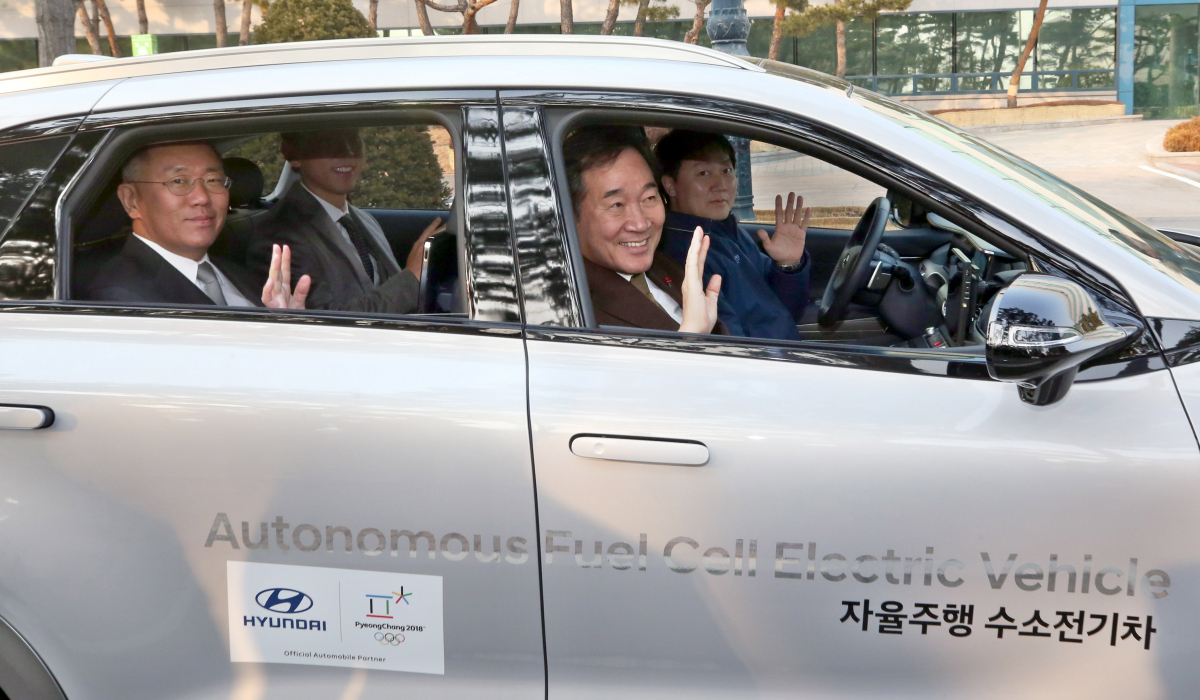 ▲이낙연 국무총리가 30일 오후 경기도 화성 현대기아자동차기술 연구소를 방문해 자율주행 수소전기차를 시승하고 있다. (뉴시스)