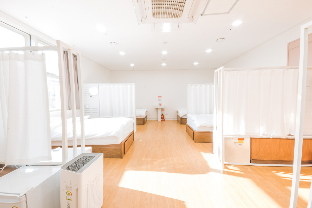 ▲느루요양병원(송파점)은 환자가 최대한 자신의 집처럼 편하게 지낼 수 있도록 침대 매트리스도 병원용이 아닌 가정용으로 구비했으며 각 병상마다 TV를 볼 수 있도록 했다. 환자 침대 사이에도 커튼을 없애고 칸막이로 나눠 병실 특유의 답답함이 들지 않게 했다. (느루요양병원)