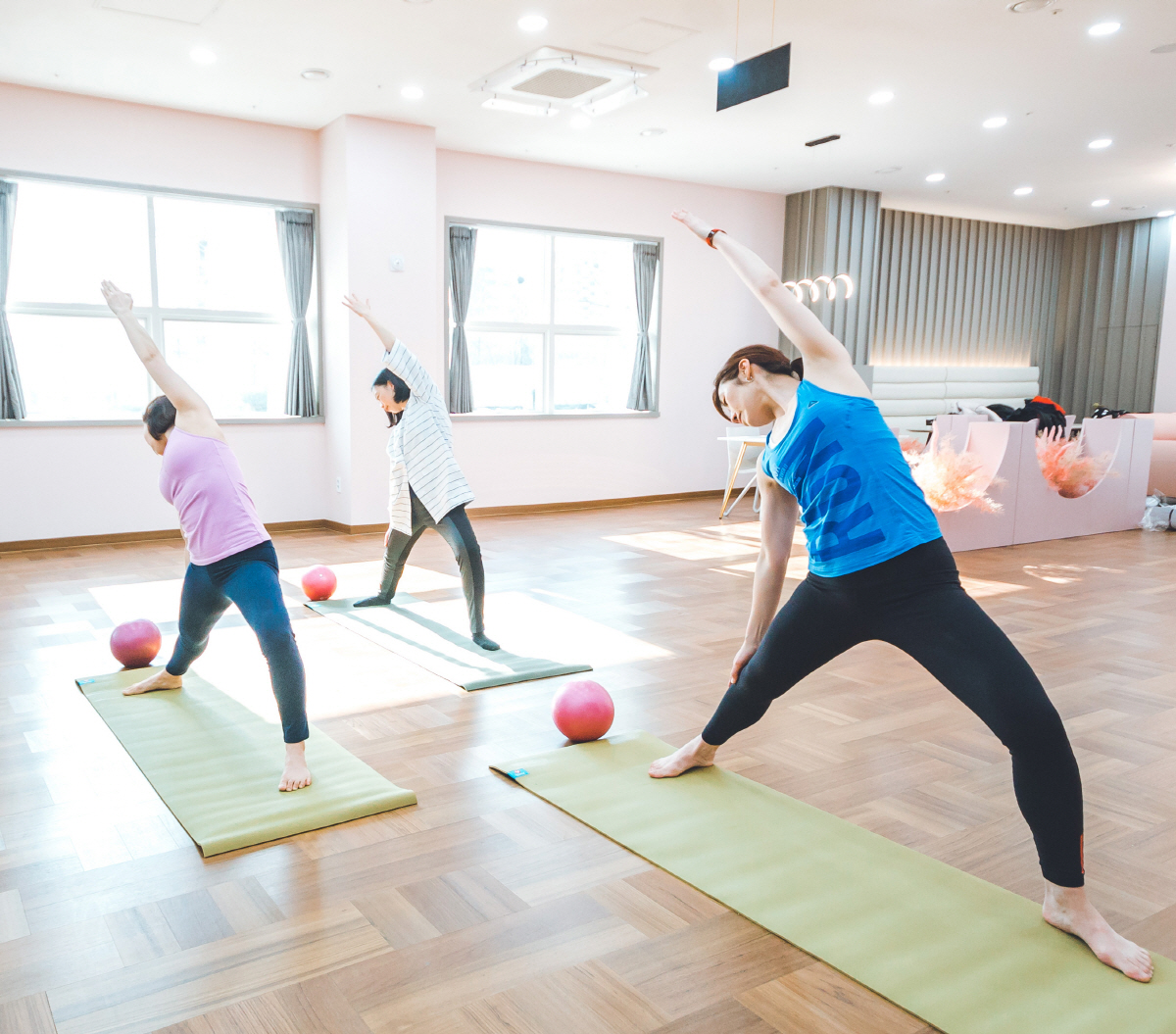 ▲느루요양병원 힐림프로그램 요가 교육 모습 (느루요양병원)