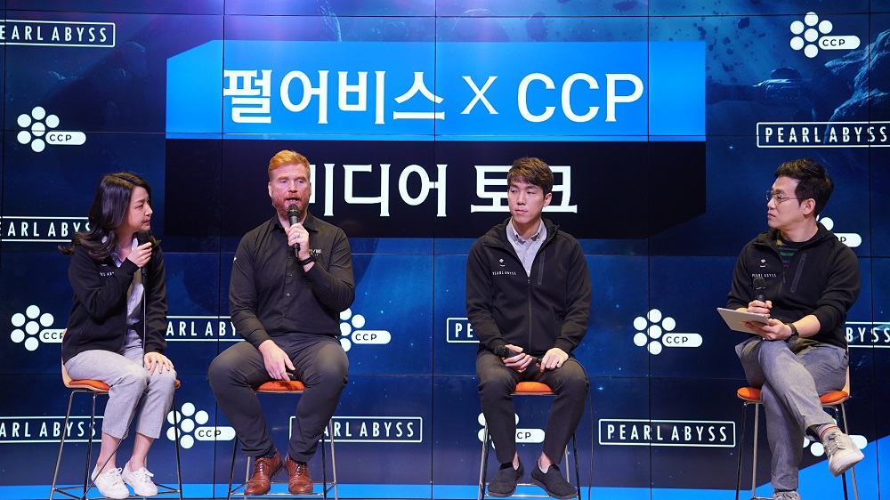 ▲힐마 CCP게임즈 대표(왼쪽 두번째)와 정경인 펄어비스 대표(왼쪽 세번째)가 기자들의 질문에 대답하고 있다. (펄어비스)