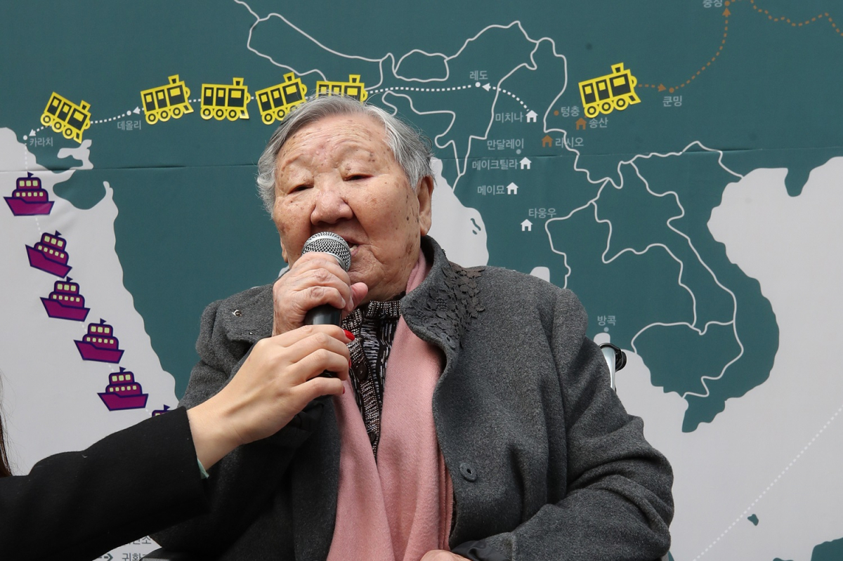 ▲일본군 위안부 피해자인 길원옥 할머니가 지난달 28일 서울 종로구 서울도시건축센터에서 열린 3·1운동 100주년 기념 '기록 기억 : 일본군 '위안부' 이야기, 다 듣지 못한 말들' 전시회 개관식에서 노래를 부르고 있다.(연합뉴스)
