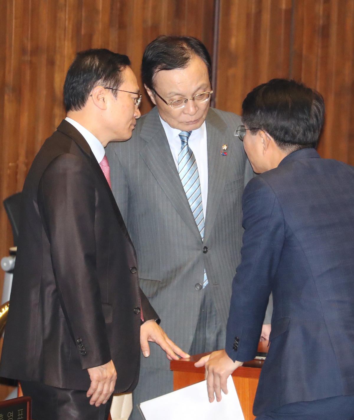 ▲더불어민주당 이해찬 대표(가운데)와 홍영표 원내대표가 7일 오후 올해 처음 열린 국회 본회의장에서 조정식 의원(오른쪽)과 대화하고 있다. (연합뉴스)