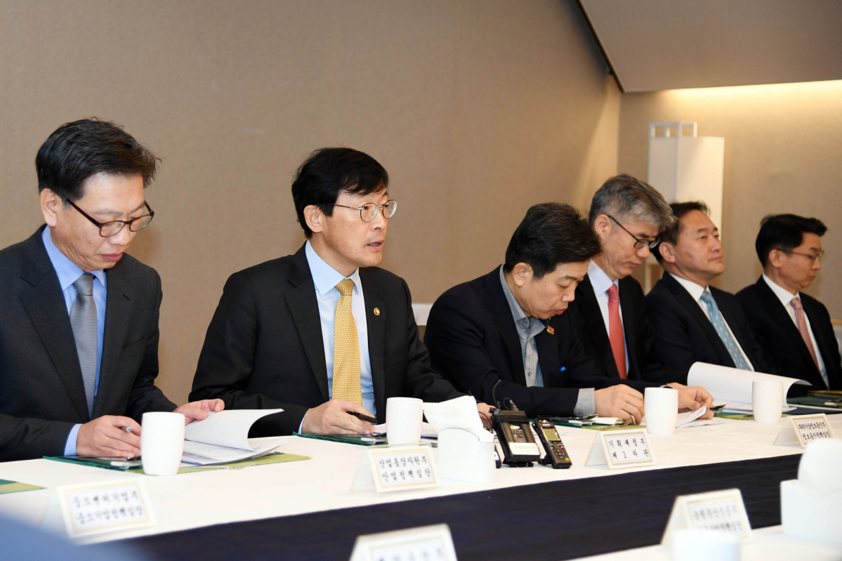 ▲이호승 기획재정부 차관(왼쪽 두번째)이 8일 서울시 종로구 세종로 정부서울청사에서 열린 제3차 물가관계차괸회의 및 제5차 혁신성장 전략점검회의를 주재하고 있다. (기획재정부)
