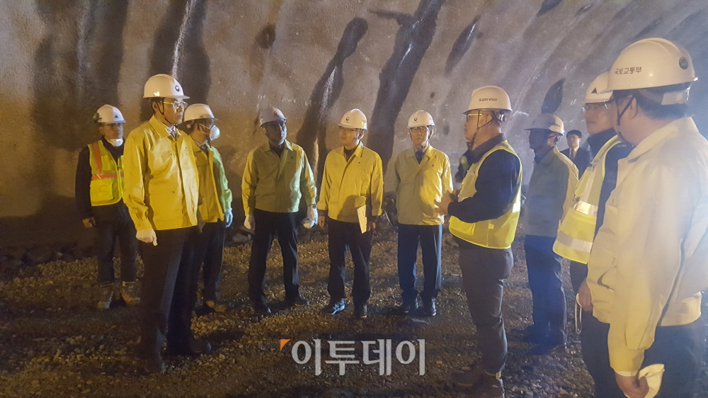 ▲김정렬 국토교통부 2차관(왼쪽 맨 앞)이 8일 보령~태안 해저터널 공사현장에서 안전실태 등을 점검하고 있다.(국토교통부)
