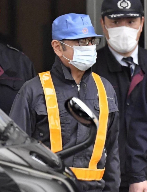 ▲카를로스 곤 전 닛산 회장이 지난 6일 안경과 마스크를 쓴 차림으로 도쿄 구치소를 나서고 있다. 도쿄/AP뉴시스
