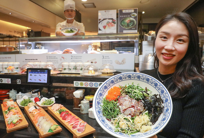 ▲10일 오전 현대백화점 본점 지하 1층 본가스시 매장에서 모델과 직원이 신메뉴를 소개하고 있는 모습.(사진제공=현대그린푸드)
