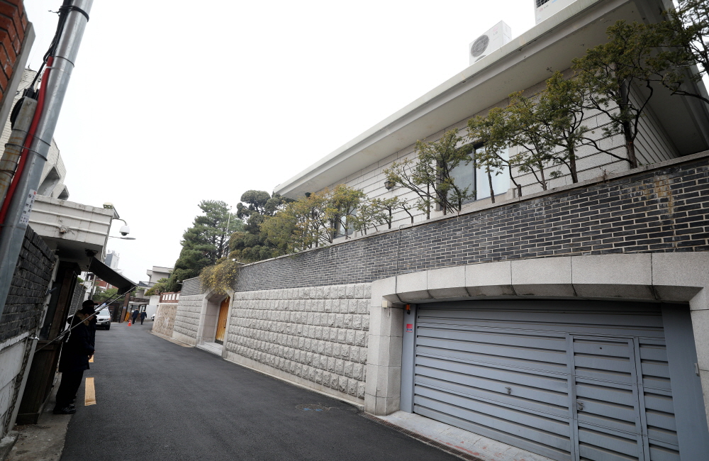 ▲전두환 전 대통령 연희동 자택 앞에 경찰이 경비를 서고 있다. (사진=뉴시스)