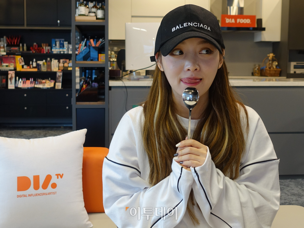 ▲"앙~배불띠! 유튜브 슈둥이 여러분들 그리고 아프리카 슈둥이 여러분들, 그리고 이투데이 슈둥이 여러분들! 안녕하세요~ 푸드 인플루언서 슈기입니다!" (김정웅 기자 cogito@)