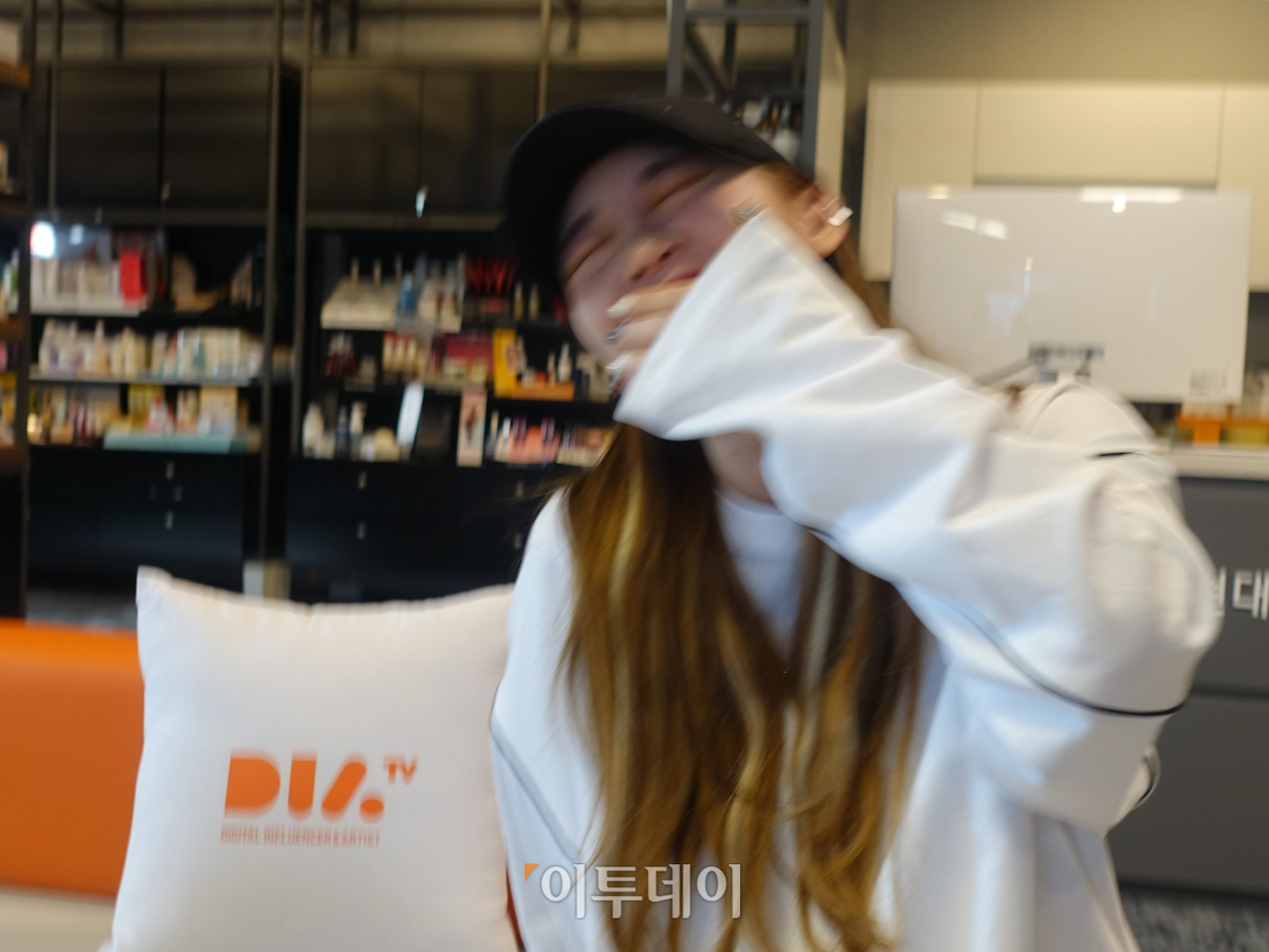 ▲기자가 별 말 안했는데 빵터진 슈기. '웃음참기 챌린지'가 콘텐츠가 되는 이유가 있다. (김정웅 기자 cogito@)