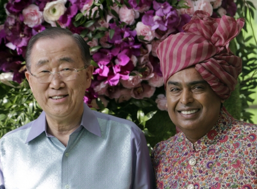 ▲반기문(왼쪽) 전 유엔 사무총장이 9일(현지시간) 무케시 암바니 릴라이언스 인더스트리 회장(오른쪽)의 장남 결혼식에 참석해 함께 기념사진을 찍고 있다. 뭄바이/AP연합뉴스
