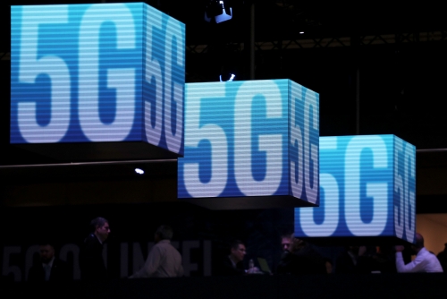 ▲스페인 바르셀로나에서 지난달 26일(현지시간) 개막한 ‘모바일월드콩그레스(MWC)2019’ 기간 중 박람회장 위에 전시된 5G 로고가 표시된 큐브.  바르셀로나/로이터연합뉴스 