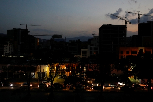 ▲베네수엘라 수도 카라카스가 9일(현지시간) 정전으로 어둠에 잠겨 있다. 카라카스/로이터연합뉴스