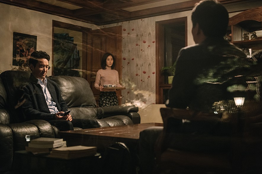 ▲구명회의 아내는 아들의 결백을 주장하기 위해 여러 가지 증거들을 은폐하고, 그 과정에서 구명회와 아내와의 갈등도 극에 달한다. (출처=CGV아트하우스)