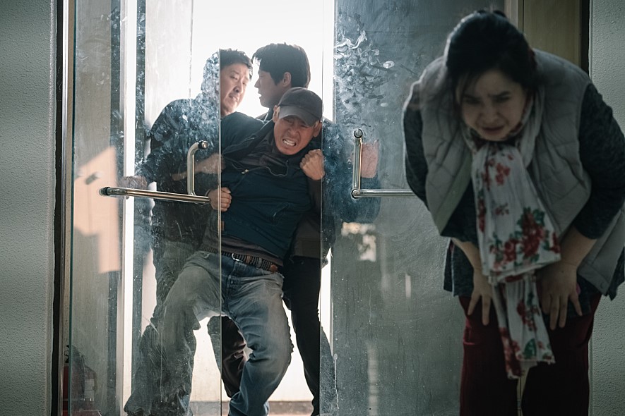 ▲유중식은 아들의 죽음과 관련해 계속해서 드러나는 의심쩍은 단서들을 발견하고, 진실을 밝히기 위해 직접 나선다. (출처=CGV아트하우스)