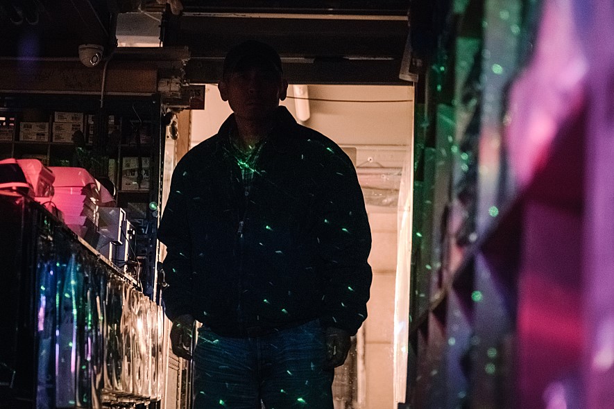 ▲유중식은 지적장애가 있던 아들을 위해 집 안에 노래방을 설치해두고, 노래를 부르며 매일 함께 시간을 보냈다. (출처=CGV아트하우스)