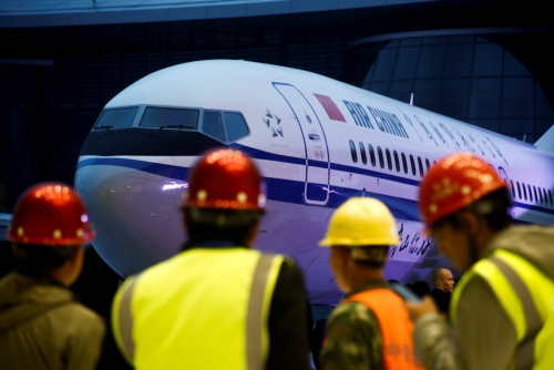 ▲중국 저장성 저우산에서 근로자들이 지난해 12월 15일(현지시간) 보잉 737맥스8 기종의 에어차이나 인도식에 참석하고 있다. 중국 민용항공국인 11일 에티오피아항공 소속 여객기가 전날 추락한 것과 관련해 같은 기종인 737맥스8에 대해 국내 항공사들에 운항 중단을 지시했다. 저우산/로이터연합뉴스 