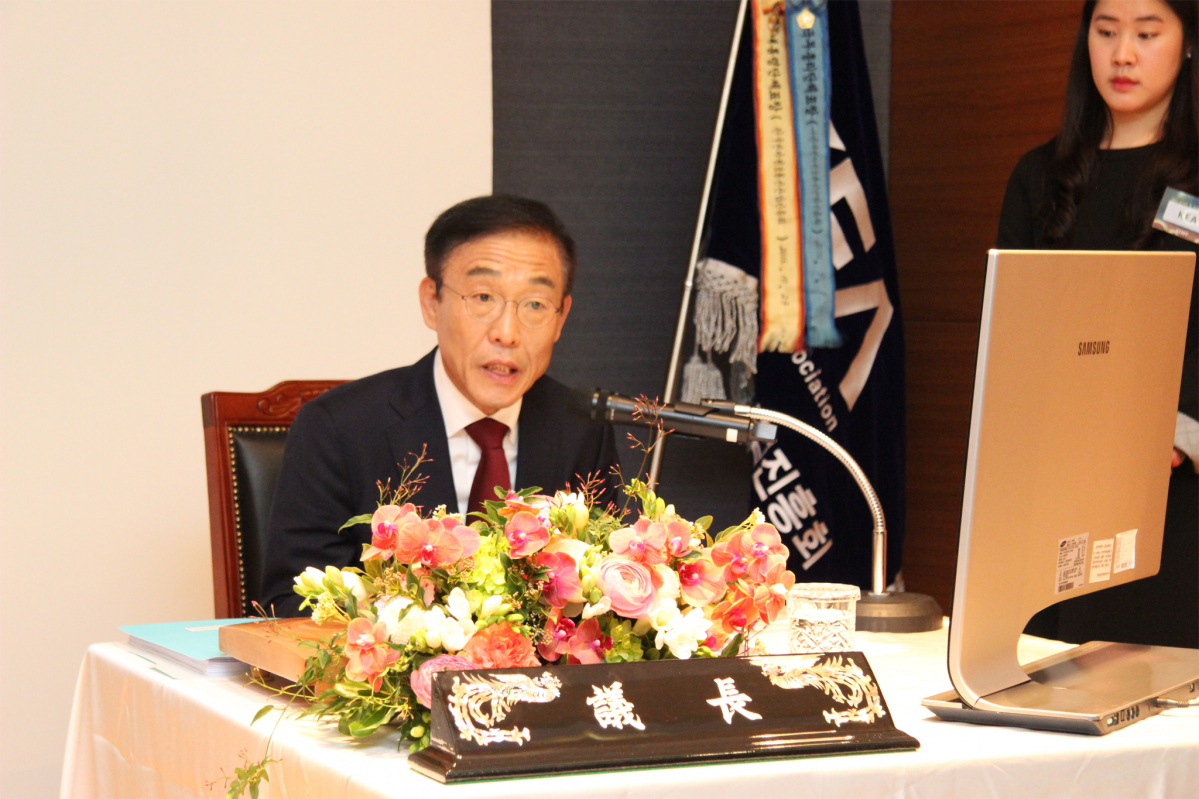 ▲한국전자정보통신산업진흥회는 11일 제43회 정기총회를 개최하고, 김기남 삼성전자 부회장을 KEA회장으로 재선임했다고 밝혔다. 김 회장이 총회 개회사를 하고 있다.(사진제공 KEA)